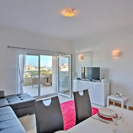 Inviting 1-Bed Beach Apartment In Albufeira Lägenhet